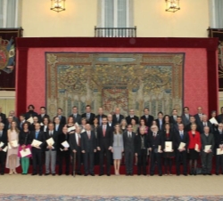 Fotografía de grupo de Sus Altezas Reales los Príncipes de Asturias con los premiados